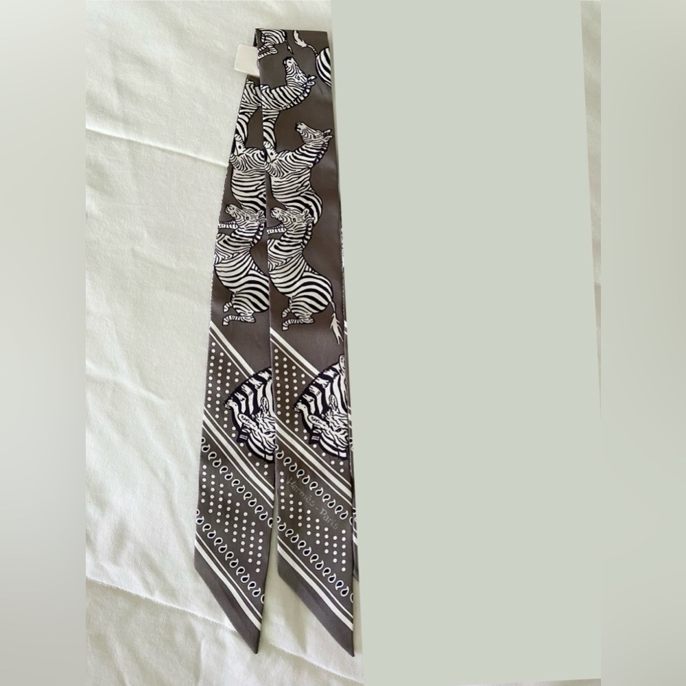 NEW RARE HERMES Silk Twilly Scarf “Les Zebres” Zebra Gray Gris Taupe/Noir/Blanc